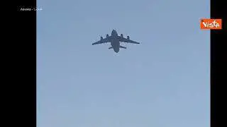 I "falling men" di Kabul, cercano di fuggire aggrappati alle ruote dell'aereo, ma cadono nel vuoto