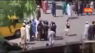 Spari a Jalalabad per disperdere manifestanti con la bandiera afghana