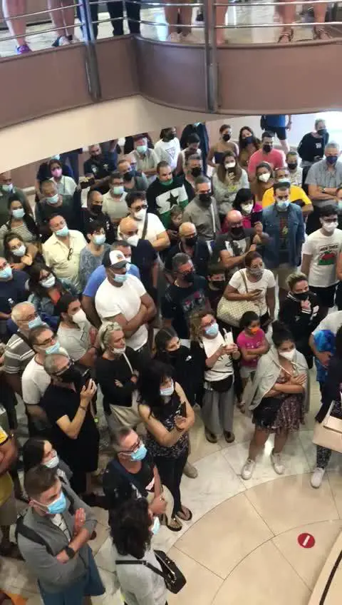 Passeggeri bloccati nel traghetto a Genova