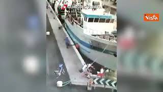 Bambina di 11 mesi cade in mare nel porto di Rimini, salvata da un militare della Guardia Costiera
