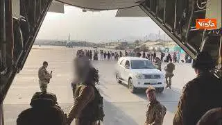 Afghanistan, le immagini dall'interno di uno dei voli partiti da Kabul e diretti in Italia