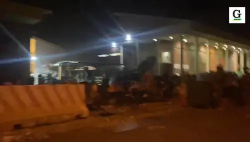 Sulla pista di Kabul in attesa della salvezza dall'Afghanistan dei talebani