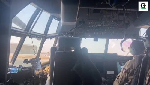 Partenza e atterraggio del C-130 preso di mira a Kabul