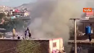 Esplosione a Kabul, persone cercano di spegnere incendio dal tetto