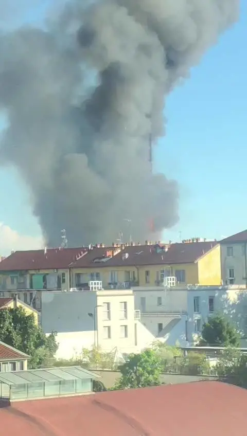 Paura a Milano: in fiamme un palazzo di 15 piani