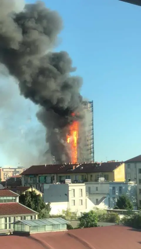 Le fiamme avvolgono un palazzo a Milano