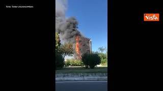 Maxi incendio di un palazzo a Milano in via Antonini, le immagini