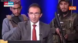 Talebani armati durante l'intervista: le immagini choc