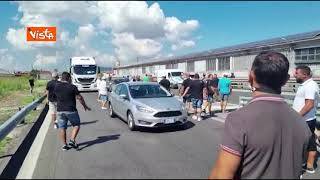 Operai Whirlpool bloccano l'autostrada a Napoli