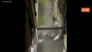 Uragano Ida, durante il temporale un ragazzo si gode un momento di relax su un materassino