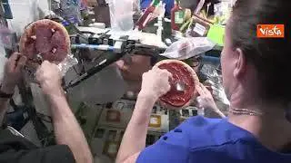 Gli astronauti della stazione spaziale preparano la pizza