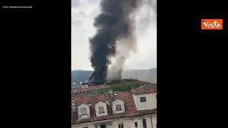 Incendio a Torino, la nuvola di fumo visibile in tutta la città