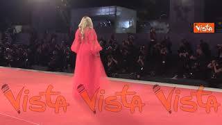 Venezia78, Kate Hudson in abito rosso e scollatura vertiginosa sul red carpet