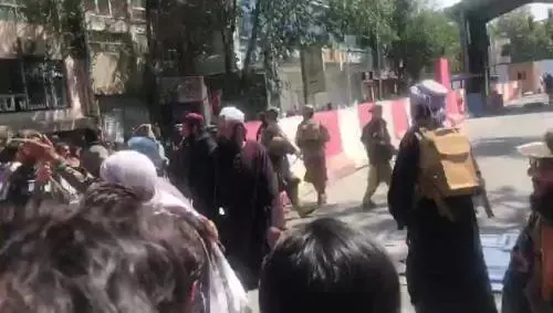 Nelle vie di Kabul sfidando il regime