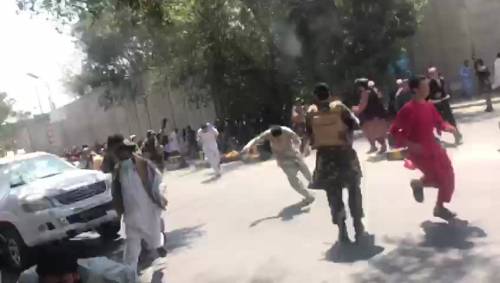 Kabul, spari in aria per disperdere la folla