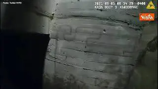 Uomo cade in un tombino a New York, salvato dalla polizia