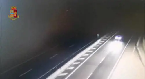 Ubriaco sulla A21 per dieci chilometri contromano
