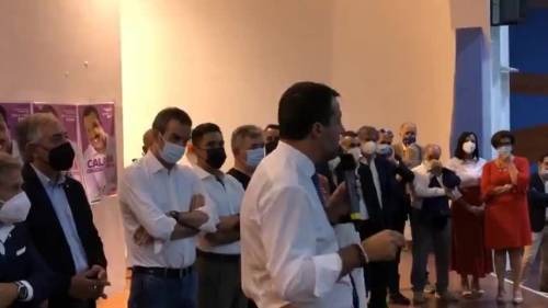 Salvini al comizio: "Mi tolgo la mascherina, ho fatto la seconda dose"