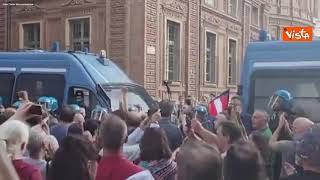 No green pass, manifestanti a Torino urlano contro la Polizia