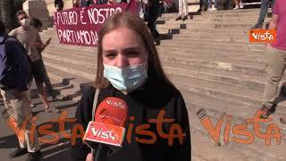 “Così non va”, le voci degli studenti alla protesta davanti al Miur nel primo giorno di scuola