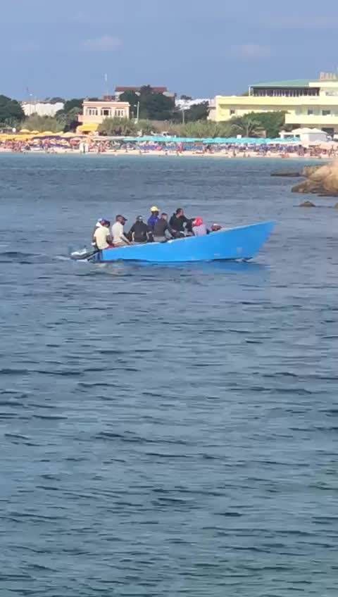 Migranti a Lampedusa arrivano sul barchino 