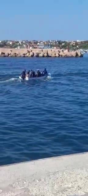 I migranti arrivano col barchino in mezzo a yacht e pescherecci 