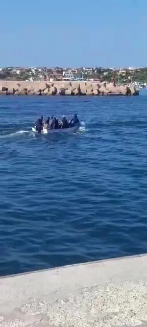 I migranti arrivano col barchino in mezzo a yacht e pescherecci 
