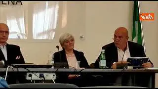 Rizzo strappa i trattati europei davanti a Letta durante confronto per le Suppletive di Siena