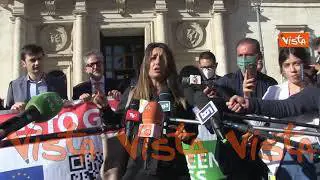 Alternativa c'è strappa uno striscione con QR code per protestare contro il Green pass