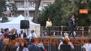 Battibecco tra Conte e un contestatore durante il comizio del M5S a Villa Lazzaroni a Roma