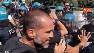 Tensione tra i lavoratori Alitalia e la Polizia durante la manifestazione a Fiumicino