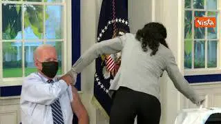 Biden fa terza dose di vaccino in diretta