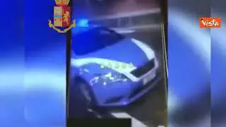 Saltano su macchina della Polizia e postano video sui social