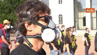 "Non si respira un bel clima", il flashmob di Legambiente a Milano