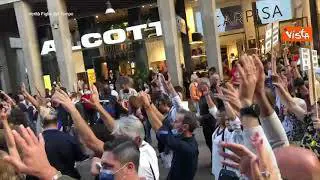 No Green pass, campanacci e mani alzate per la protesta in piazza a Milano