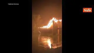 Incendio sul Ponte dell'Industria in zona Ostiense a Roma, crolla parte della struttura