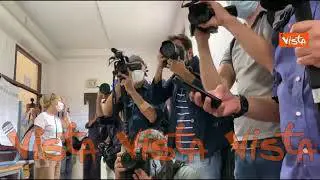 Roberto Gualtieri al seggio nel quartiere Monteverde, ecco il momento del voto