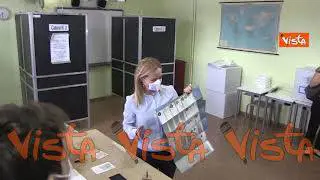 Ecco il voto di Giorgia Meloni nel suo seggio a Mostacciano