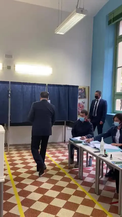 Berlusconi al seggio a Milano per le Amministrative