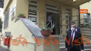 Draghi al seggio elettorale del Liceo Mameli per votare