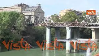I segni dell'incendio al Ponte di Ferro bruciato a Roma, le immagini
