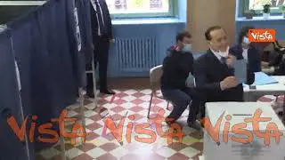 Berlusconi al seggio per le amministrative, ecco il momento del voto a Milano