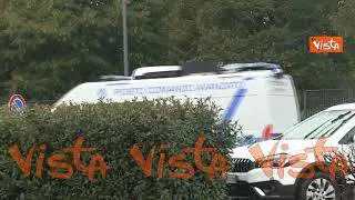 Aereo si schianta contro un palazzo a Milano. Le immagini delle ricerche dei soccorritori