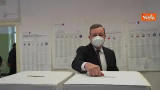 Draghi al seggio elettorale del Liceo Mameli, ecco il momento del voto