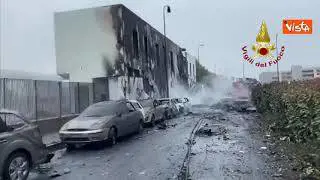 Intervento dei Vigili del Fuoco sul luogo dello schianto di un aereo a Milano