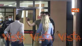 Matteo Salvini vota a Milano per le amministrative. Le immagini