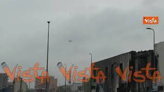 I resti dell'aereo precipitato su un palazzo a Milano
