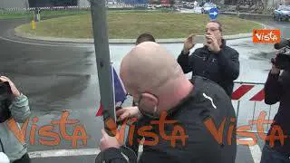 Cerino e bandiera romena, l'omaggio di un connazionale delle vittime dello schianto aereo di Milano