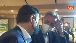 Elezioni Napoli, l'abbraccio tra Conte e Manfredi