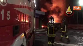 Incendio in un deposito Atac a Roma, le immagini
